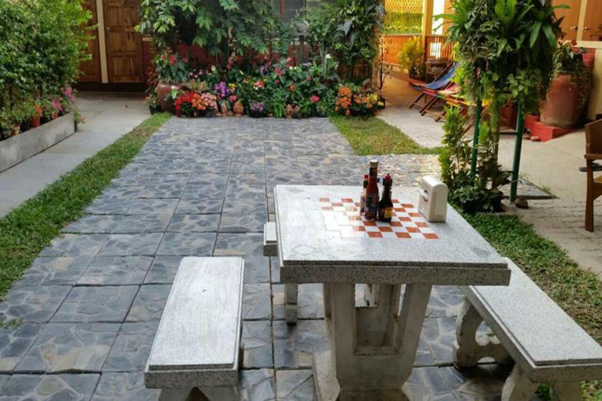 Siriwan Guesthouse Chiang Mai Esterno foto